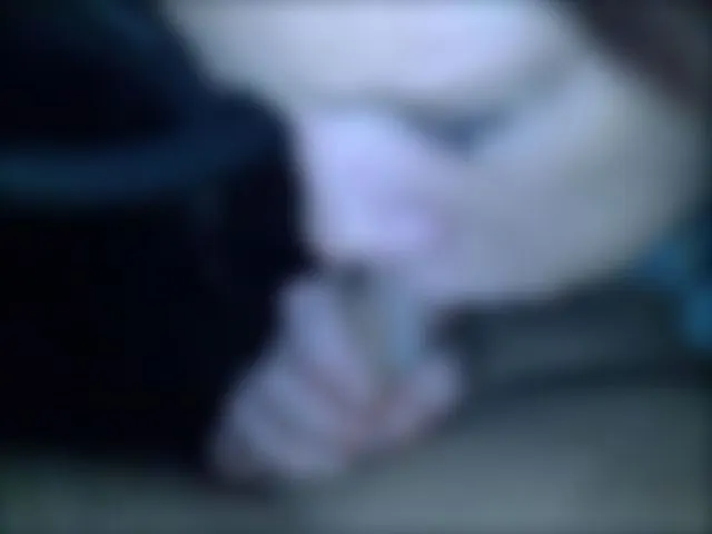Im Auto geblasen bis es in den Mund spritzt