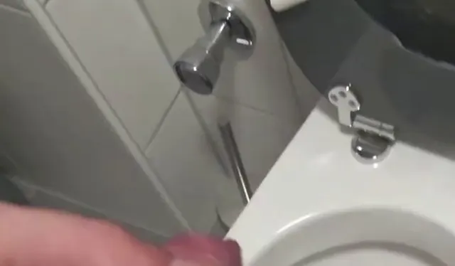 SO VIEL SPANNUNG MUSS RAUS - Kleine Pause, große Versuchung... "TOILETTEN-SPRITZER"
