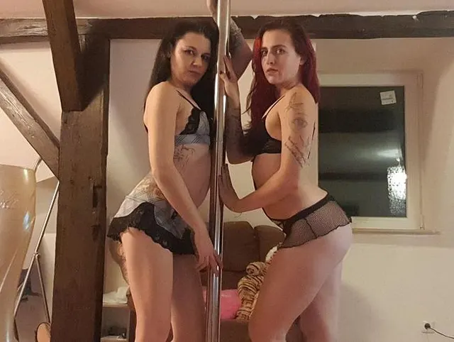 2 ladys an der gogo stange