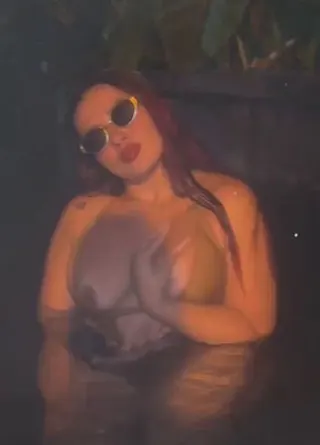 Ich massiere meine prallen Brüste und erhole mich in einer öffentlichen Sauna.