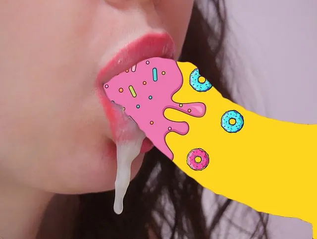 Jüngere Stiefschwester gibt Blowjob in Nahaufnahme