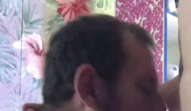 Stiefvater lutscht jungen Schwanz tief und schluckt Sperma