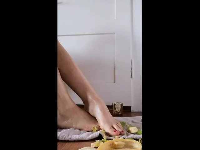 Trampling / Fußfetisch / meine Sexy Füße zertreten zum ersten Mal Obst für dich...