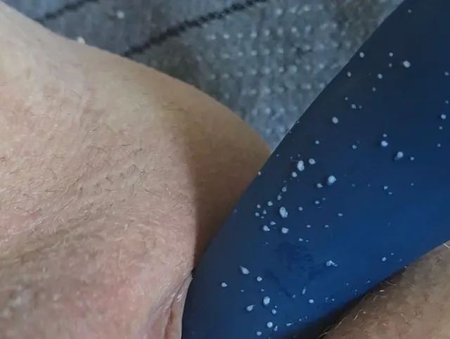 Feuchte Muschi wird Selbstbefriedigt mit einem geilen Sex Toy