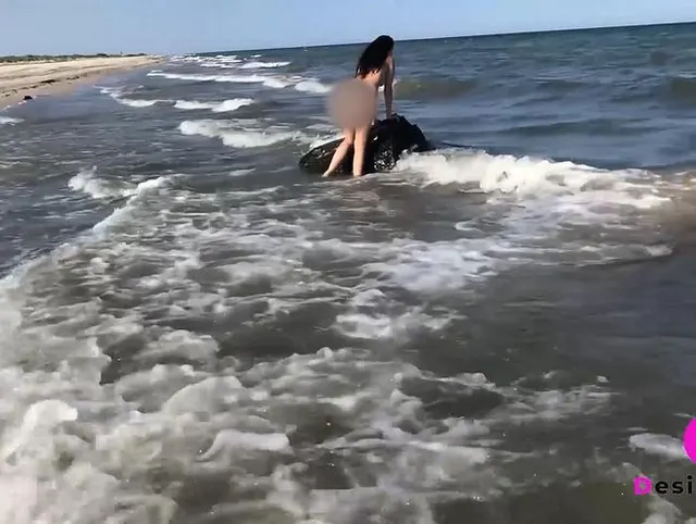 Verdammt heiße Brünette am Strand