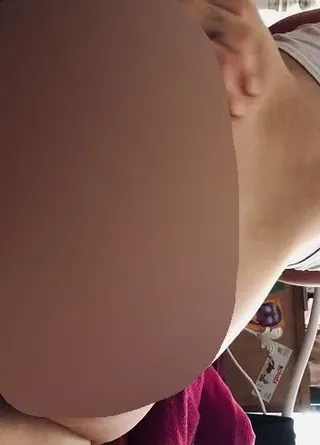 Ich reite seinen geilen Schwanz immer schneller bis er spritzt das gefällt meinem Stiefbruder