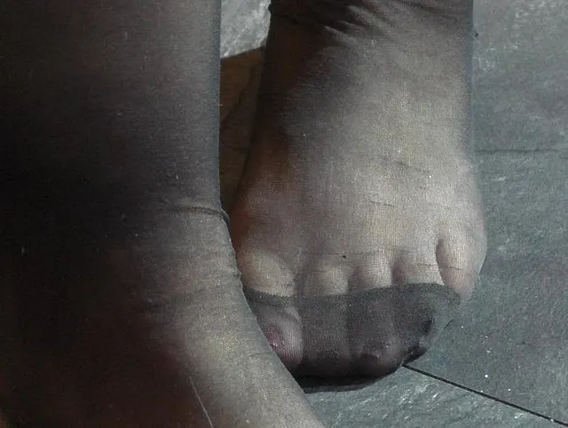 Herrinnenfüsse in schwarzen Nylons