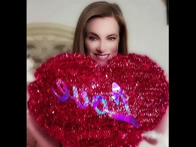 Sexy Valentinstags-Dessous mit offenen Cups und offenem Schritt (JOI)