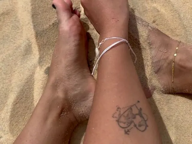 Meine Füße spielen im Sand