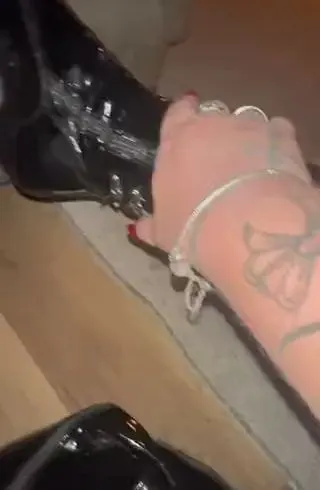 Etwas für meine Stiefelfetischisten ;) Viel Spaß beim ansehen