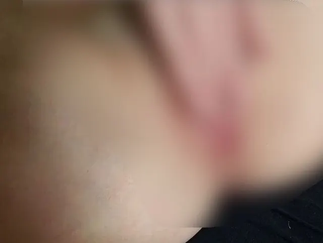 Ich masturbiere und du kannst aus nächster Nähe zusehen.