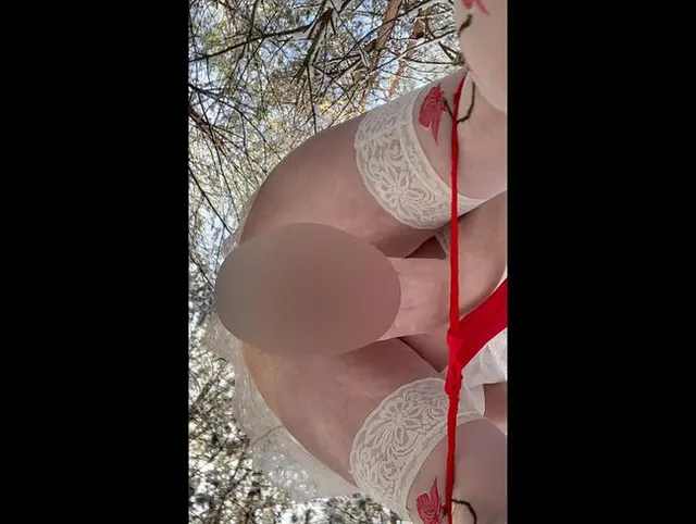 Dildo Spiel im Schnee und Natursekt