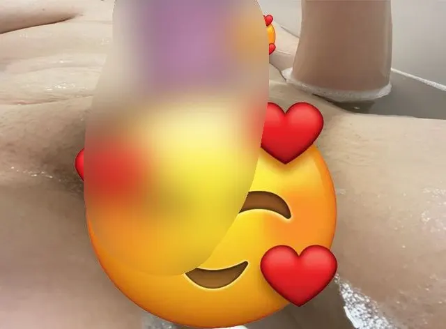 Mit dem Dildo in der Badewanne verwöhnt