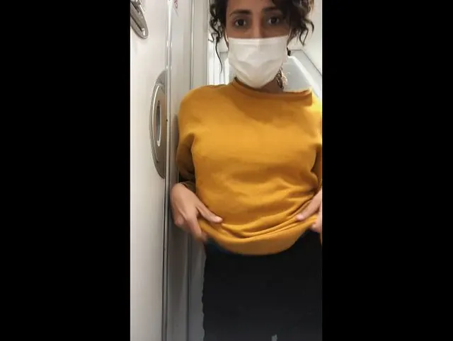 Riskante Masturbation in der Flugzeugtoilette - Public Fingering