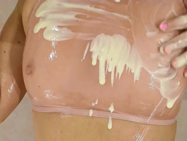 Wet and messy im durchsichtigem Bikini