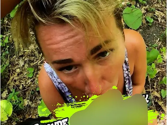 Frau lutscht großen Schwanz bis zum Sperma im Mund im Wald