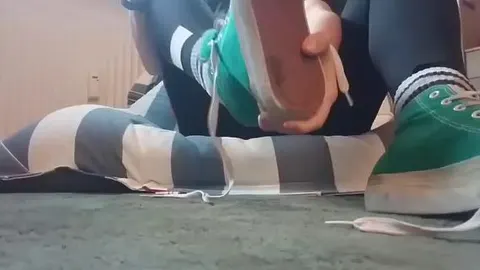 Video ohne Ton - ziehe Schuhe und Socken aus und ziehe über Zucchini meine Socke
