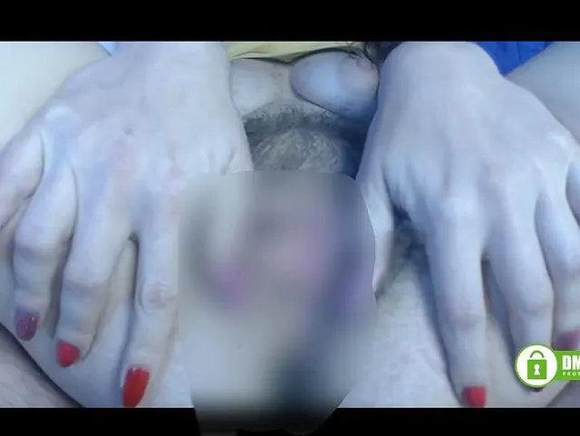 Masturbiert super haarige Muschi allein zu Hause