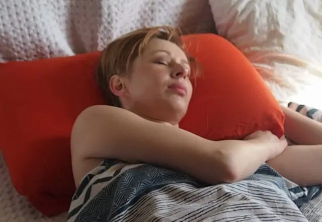 Wilder Sex auf dem Tisch nach dem Frühstück
