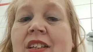Beim pinkeln im Krankenhaus (Hochformat)