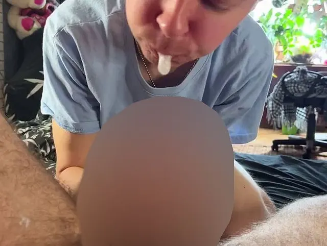 Ich lutsche Papas Schwanz und spritze mir Sperma in den Hals