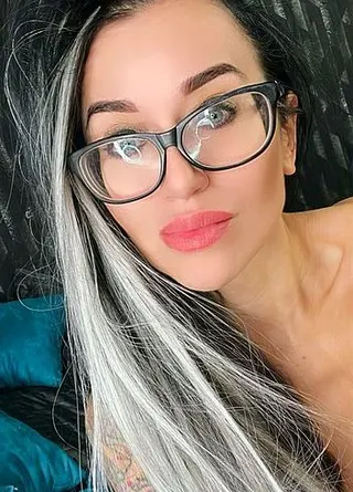Mit einem großen, riesigen Dildo spielen und die nackten Füße sind sichtbar, völlig nackt