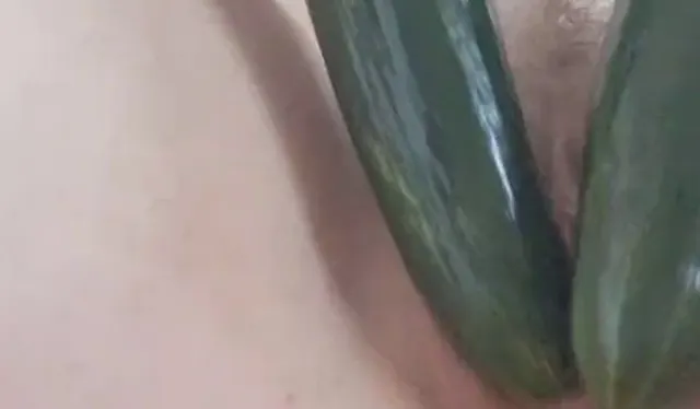 Gurke durch den Entsafter schieben