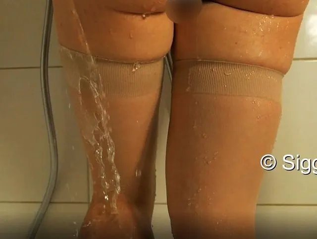 Mit Nylons in der Dusche