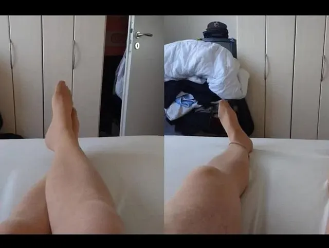 Füße von Nylonjunge in Feinstrumpfhose