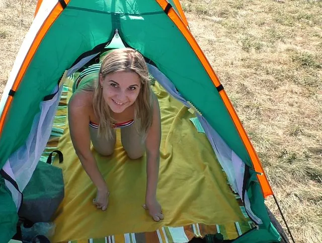 Öffentlichen Blowjob auf ein Picknick in einem Zelt mit Sperma im Mund endet