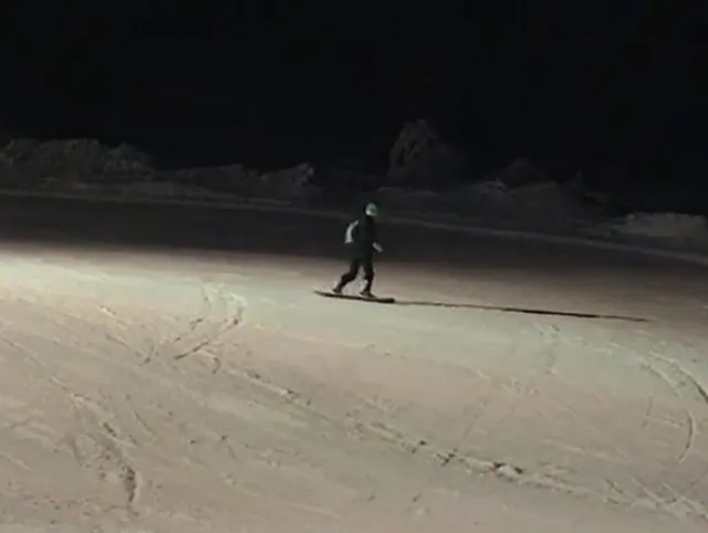 Er erwischt mich in den Bergen beim Snowboarden und fickt bis Creampie