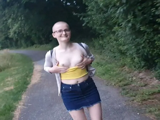 Merle hätte wohl nicht auf dem Weg blasen dürfen.. Outdoor mitten im Park und Sperma ins Gesicht!