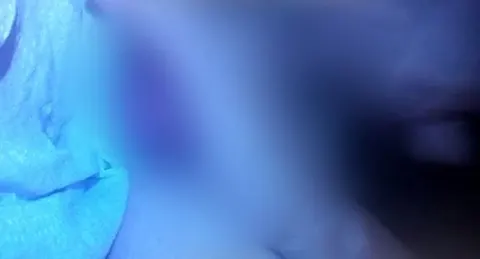Geiler Cumshot mit abgedrückten Eiern und langsamen Wichsbewegungen (ohne Ton)
