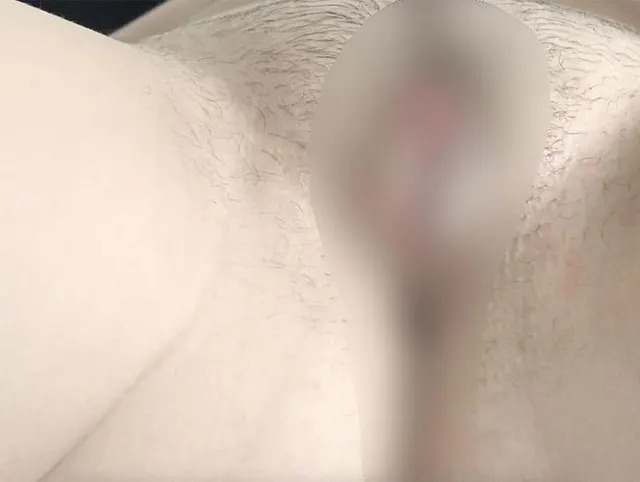 Kerl poliert Muschi zum Orgasmus