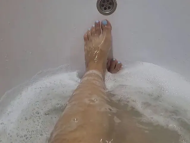 Fußfetisch im Badezimmer. zehen, sohlen , scheide.
