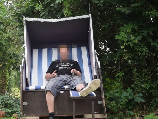 Draußen im Strandkorb wichsen