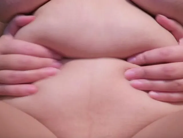 Komm spiel mit meinen geilen Bauch und titten und harige muschi.