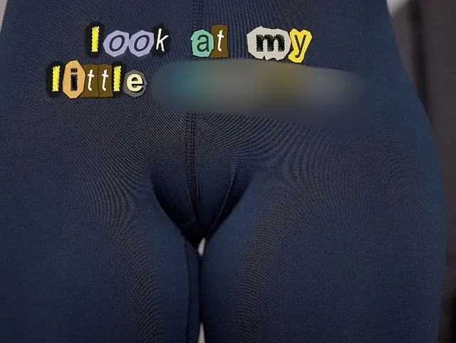 Schau dir meinen kleinen Cameltoe In engen Leggings ganz nah an!