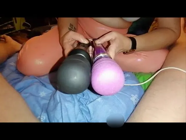 Mit 2 Magic Wand  geil den Schwanz zum spritzen gebracht