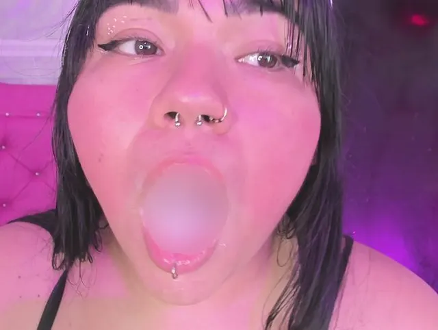 Eine süße kleine Kuh, die dir den besten Deepthroat-Dildo von 23 cm gibt