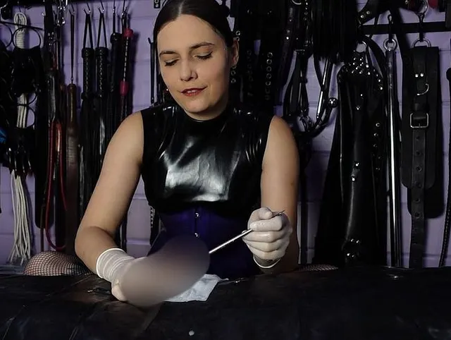 Latex-Sounding im Bondage-Sack