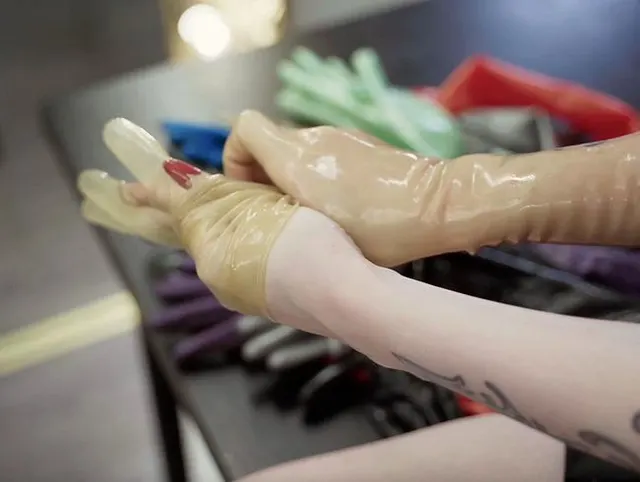 Passend zu transparenten Latexhandschuhen ASMR