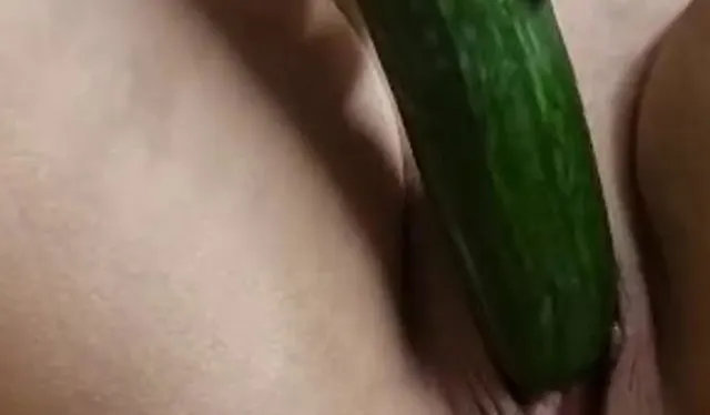 Süsse Träume ausleben mit einer dicken Salatgurke