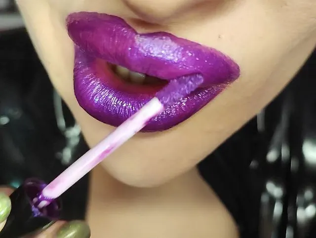 Lippenstift-Blowjob von Latex-Mädchen