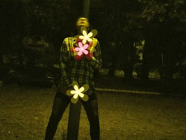 Perverses Paar masturbiert gemeinsam in einem öffentlichen Park