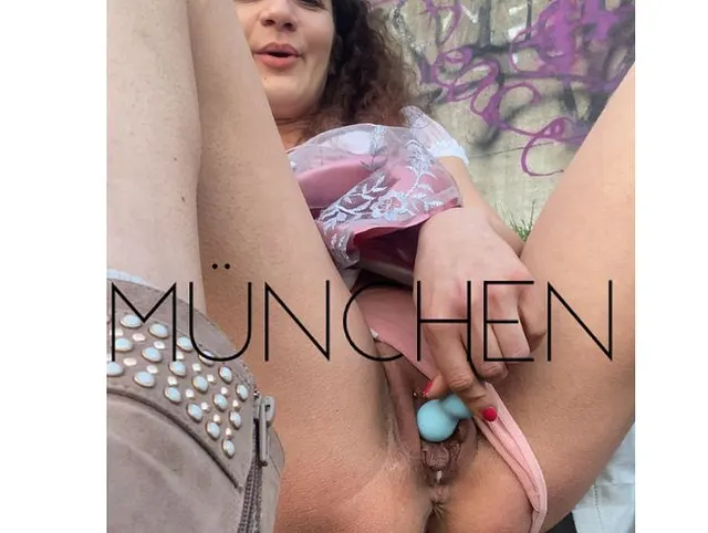 Dirndl-Fick-Outdoor mit einem satten Strahl ( Natursekt ) am Ende