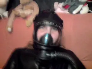 KETYLA in Latexanzug mit Maske