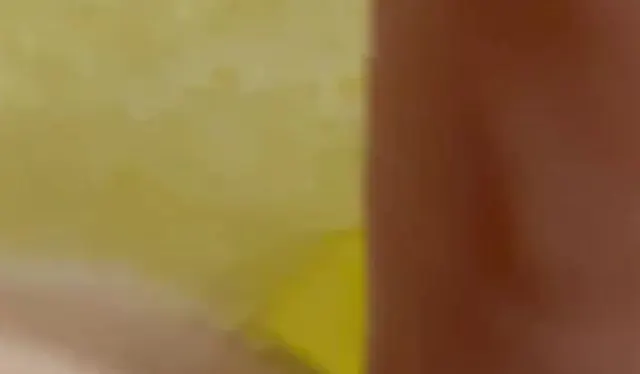 Mit dem Dildo etwas heiße Zeit in der Badewanne verbringen