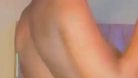 Horny Ebony zeigt dir ihren sexy nackten Körper in ihrem Schlafzimmer. - Kein Ton