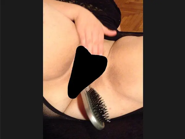 Mollige Frau befriedigt sich mit einer Haarbürste